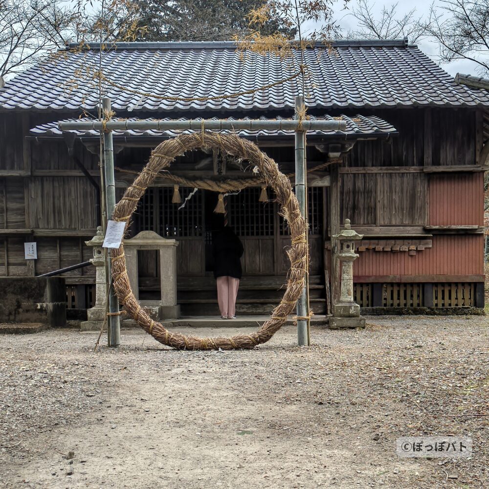 夏目友人帳「犬の会」の聖地として知られる神社の茅の輪（筆者撮影）