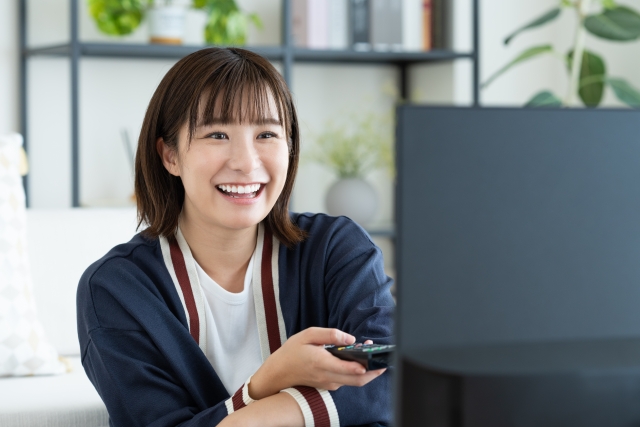 VOD配信サービスでテレビを観る女性(イメージ)