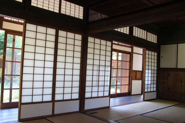 祓い屋的場家のお屋敷イメージの日本家屋