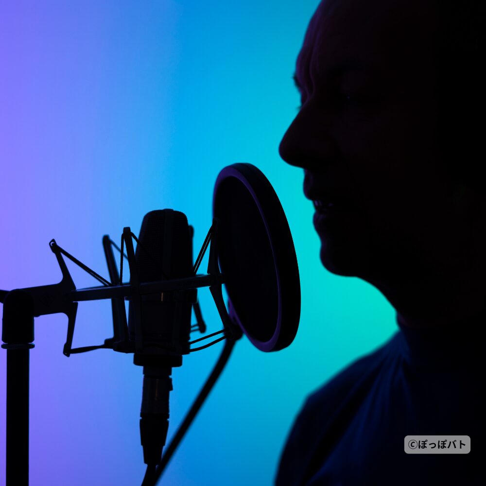 声優の収録をイメージした画像