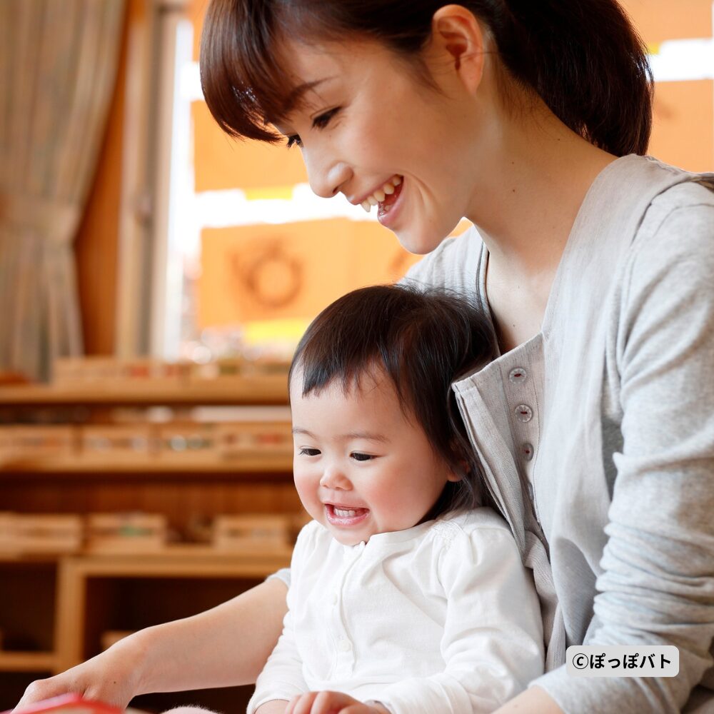 絵本を楽しむ親子の様子