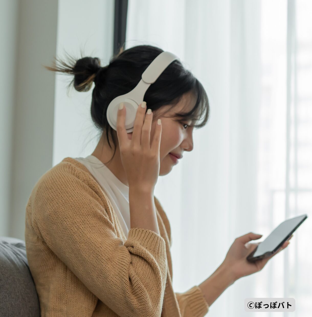 スマホとヘッドホンで耳読書を楽しむイメージ