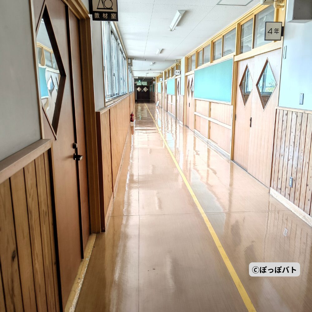 旧小見野小学校に残る昭和の面影を感じる長い廊下